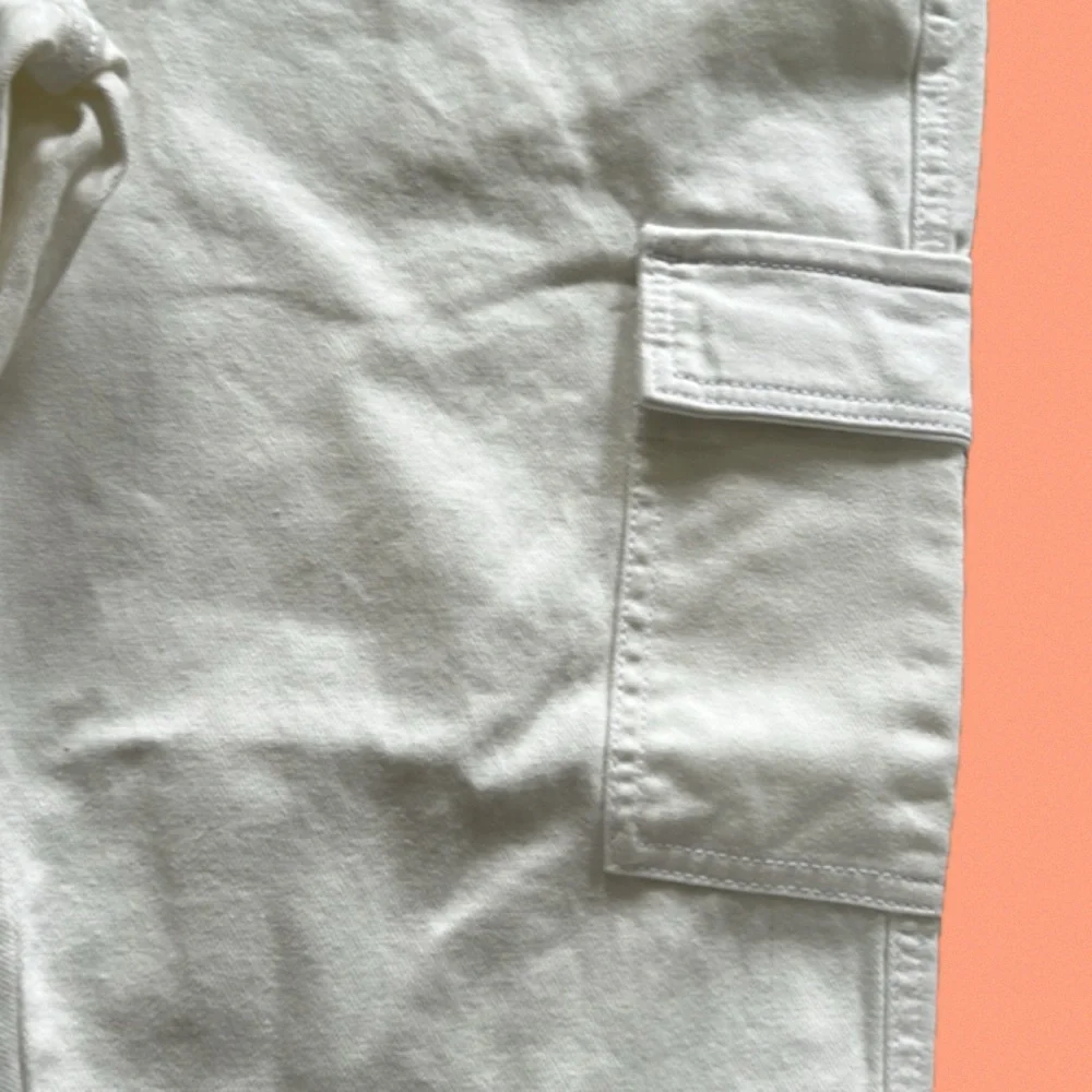Universal Thread NWT White Cargo Pants, Boyfriend Fit 18" waist - Picture 4 of 7